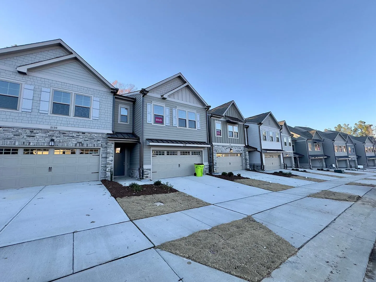 3 bed, 2.5 bath, 2325 sqft, $2,595 — Photo 2