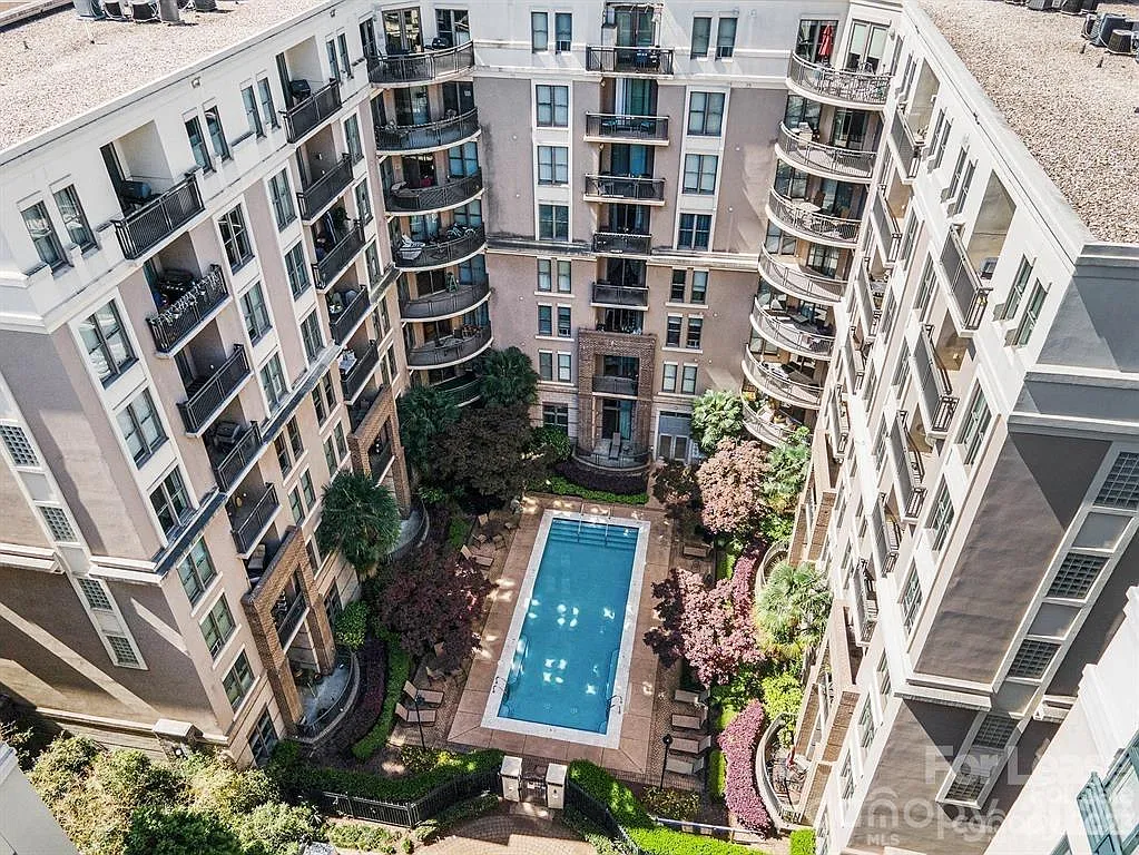 1 bed, 1.0 bath, 878 sqft, $1,750 — Photo 2