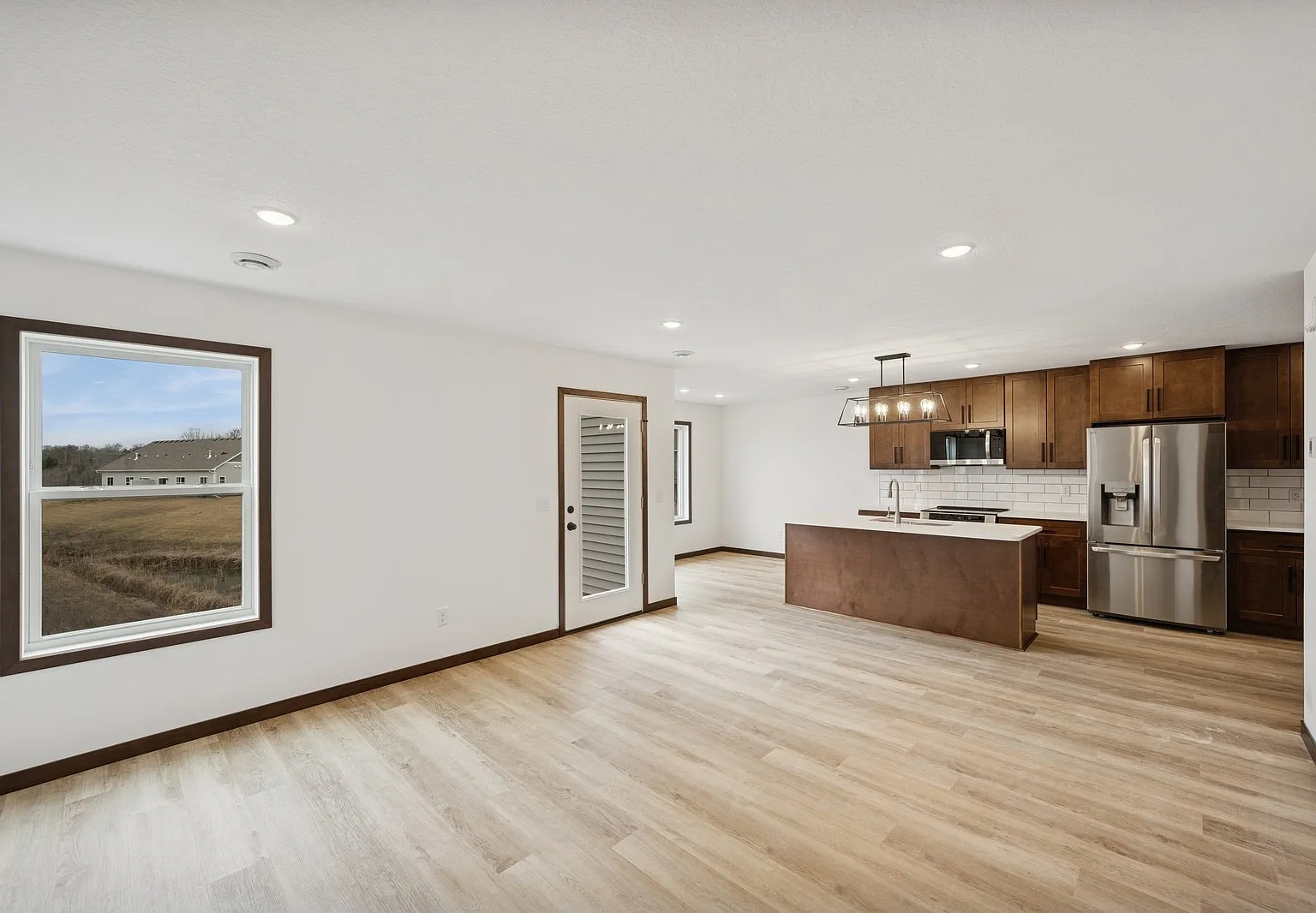 3 bed, 2.5 bath, 1676 sqft, $2,400 — Photo 2
