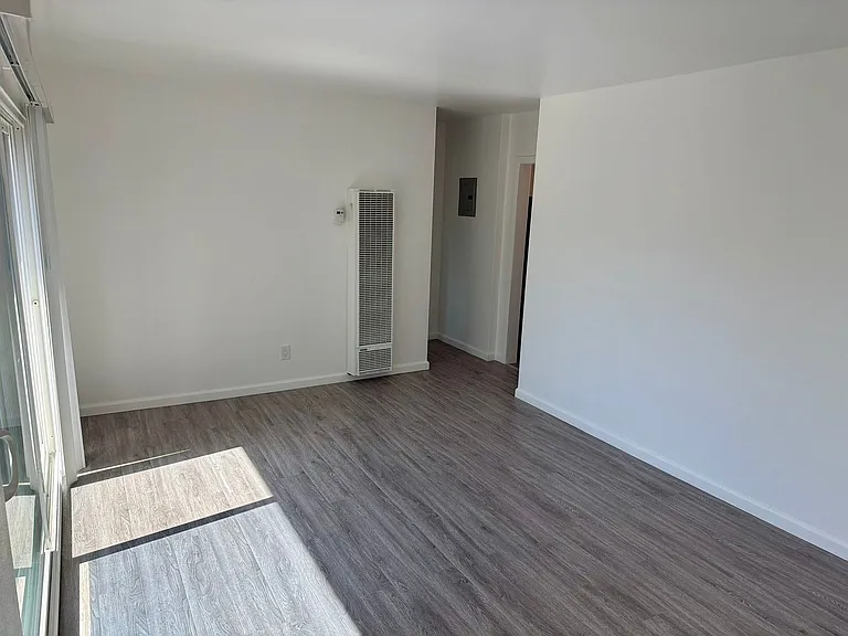 4959 Romaine St — Photo 15