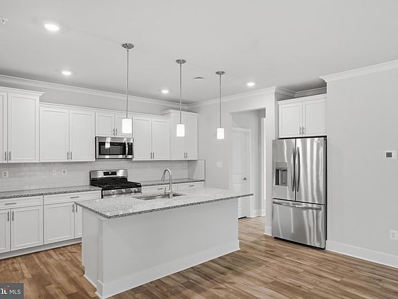5th image of 502 Willowshire St