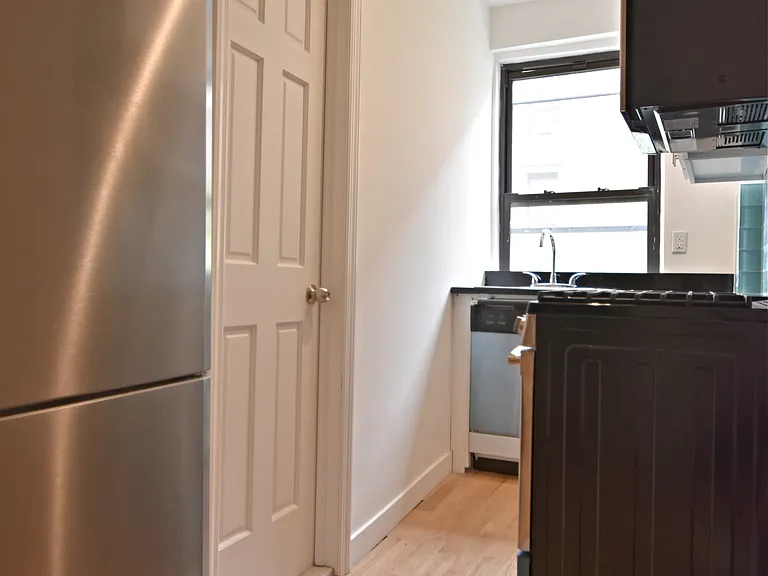 332 E 4th St #32 — Photo 9