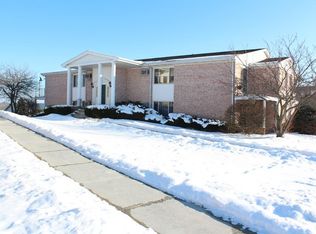 643 Dean Dr APT 1, South Elgin, IL 60177