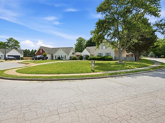 2nd image of 35 Shenandoah Dr