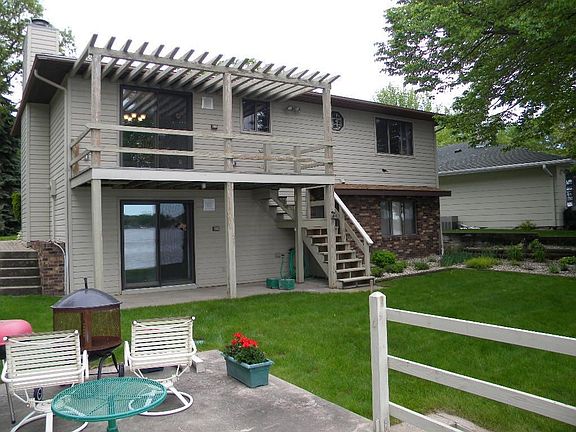 3rd image of 389 Oak St