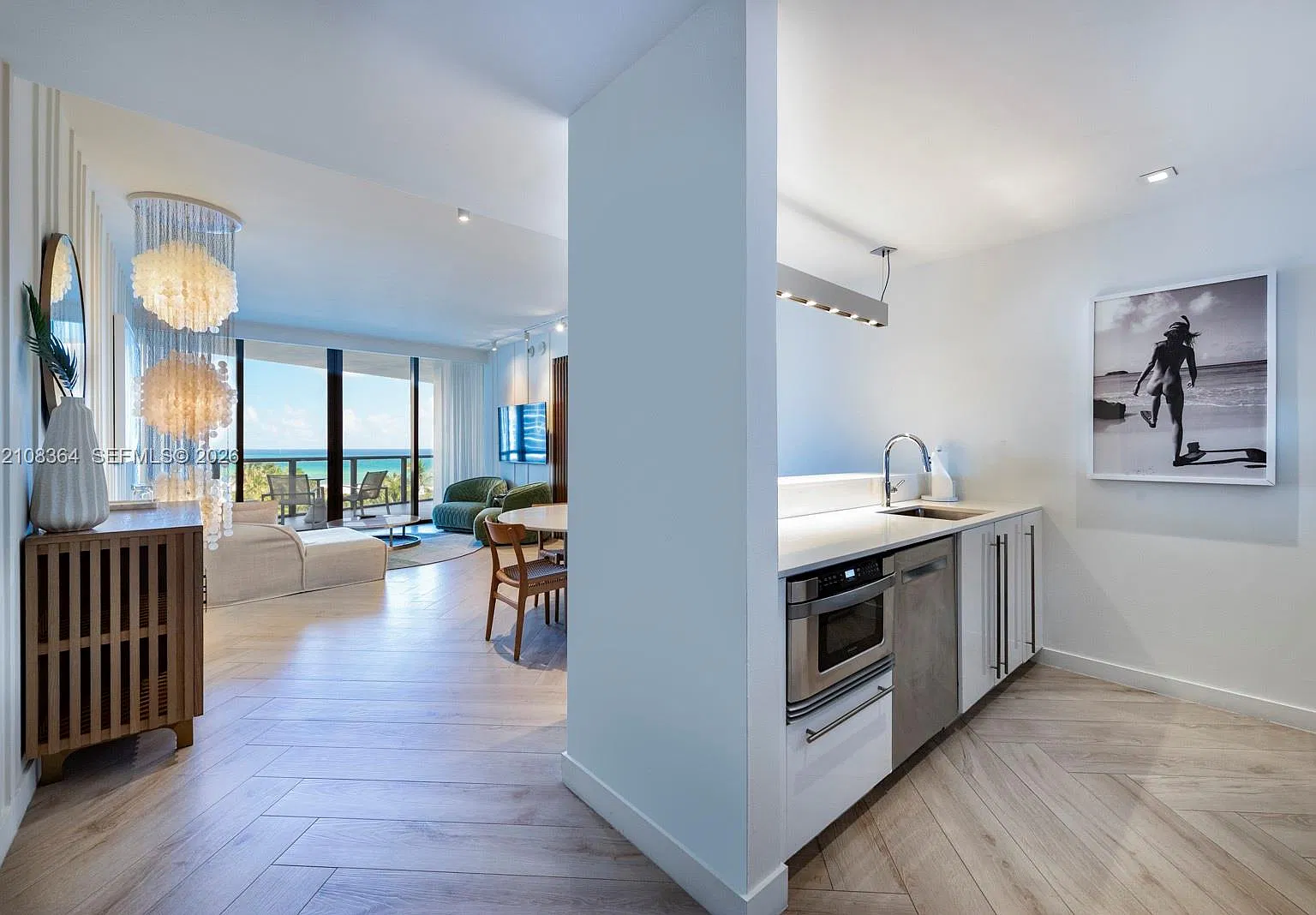 2201 Collins Ave Condo — Photo 1