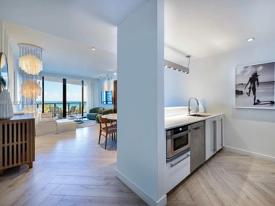 2201 Collins Ave #615