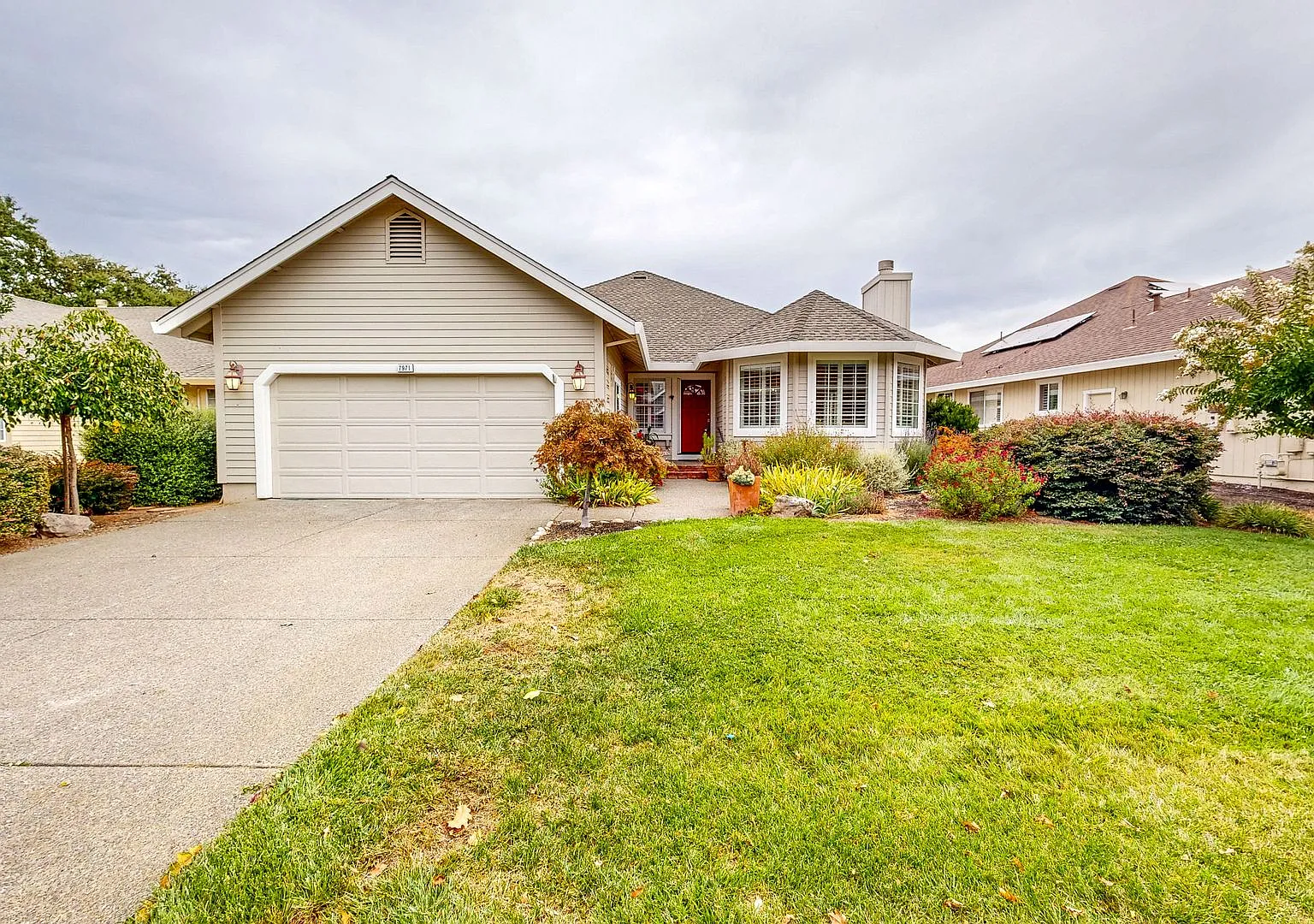 Lovely Three Bedroom Two Bathroom Single Level Home in Oakmont — Photo 1