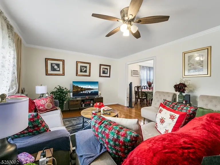 135 Hawthorne Ave — Photo 4