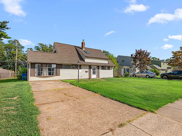 305 N Park Dr — Photo 2