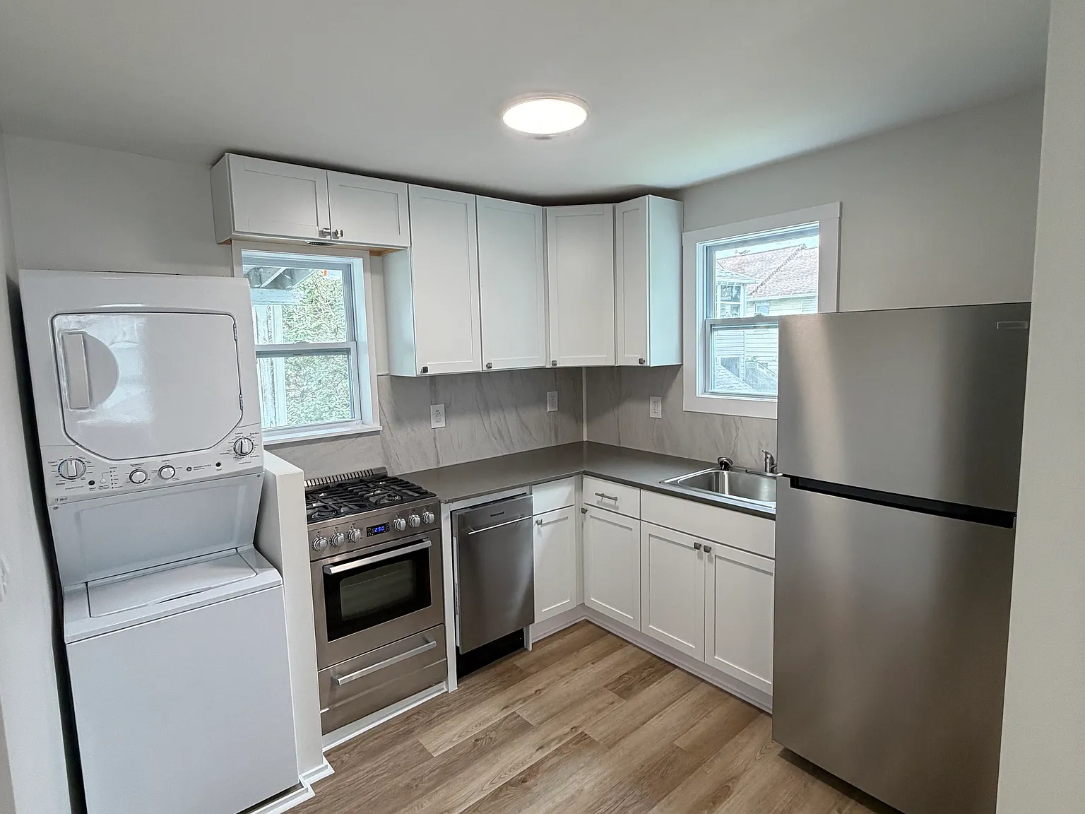 2 bed, 1000 sqft, $1,600 — Photo 3
