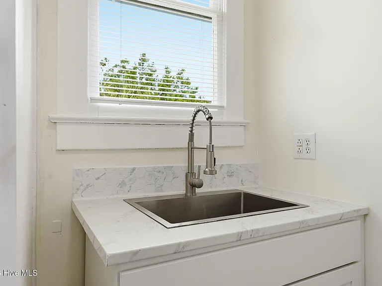 511 Middle St #C — Photo 7