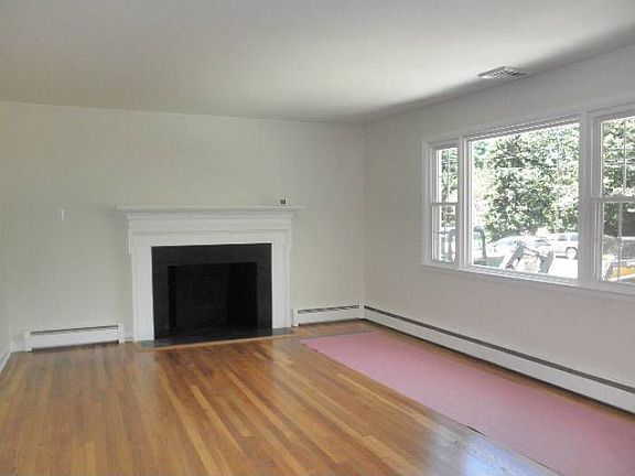 LIVING ROOM WITH FIREPLAC