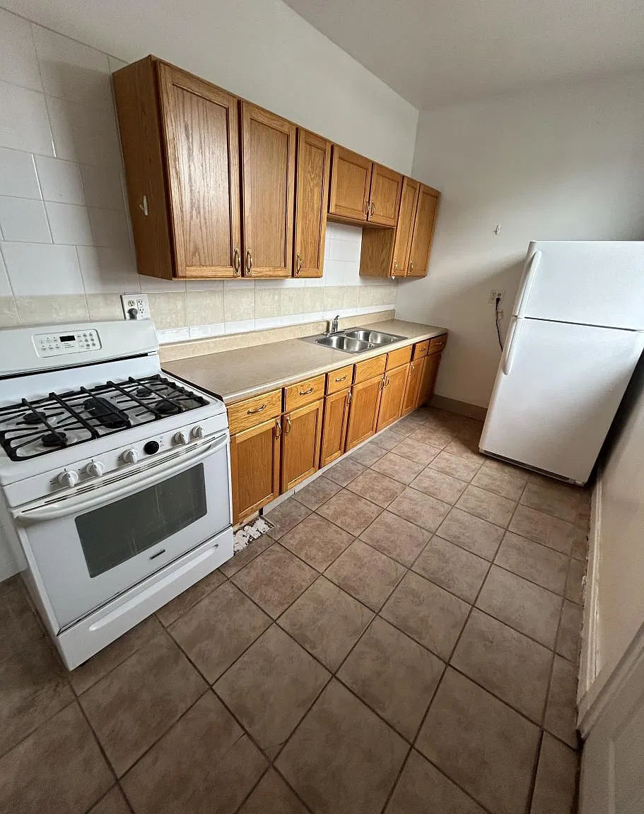 1670 W Pratt Blvd — Photo 1