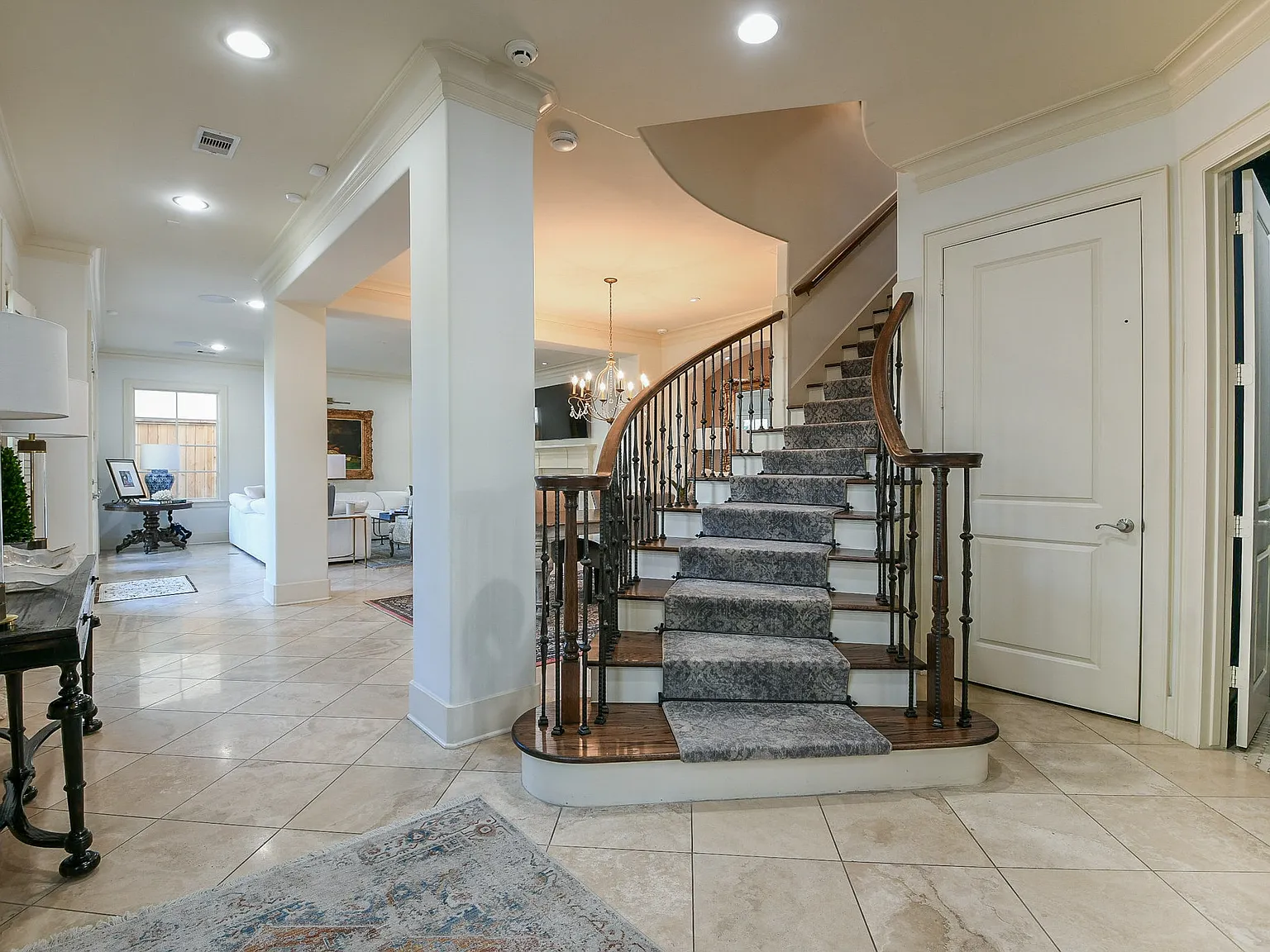 3 bed, 4.5 bath, 4333 sqft, $10,500 — Photo 2