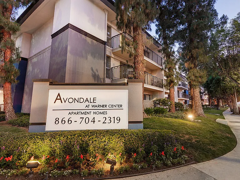 Avondale at Warner Center — Photo 32