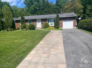 2606B Cleroux Cres, Ottawa, ON K1W 1A2