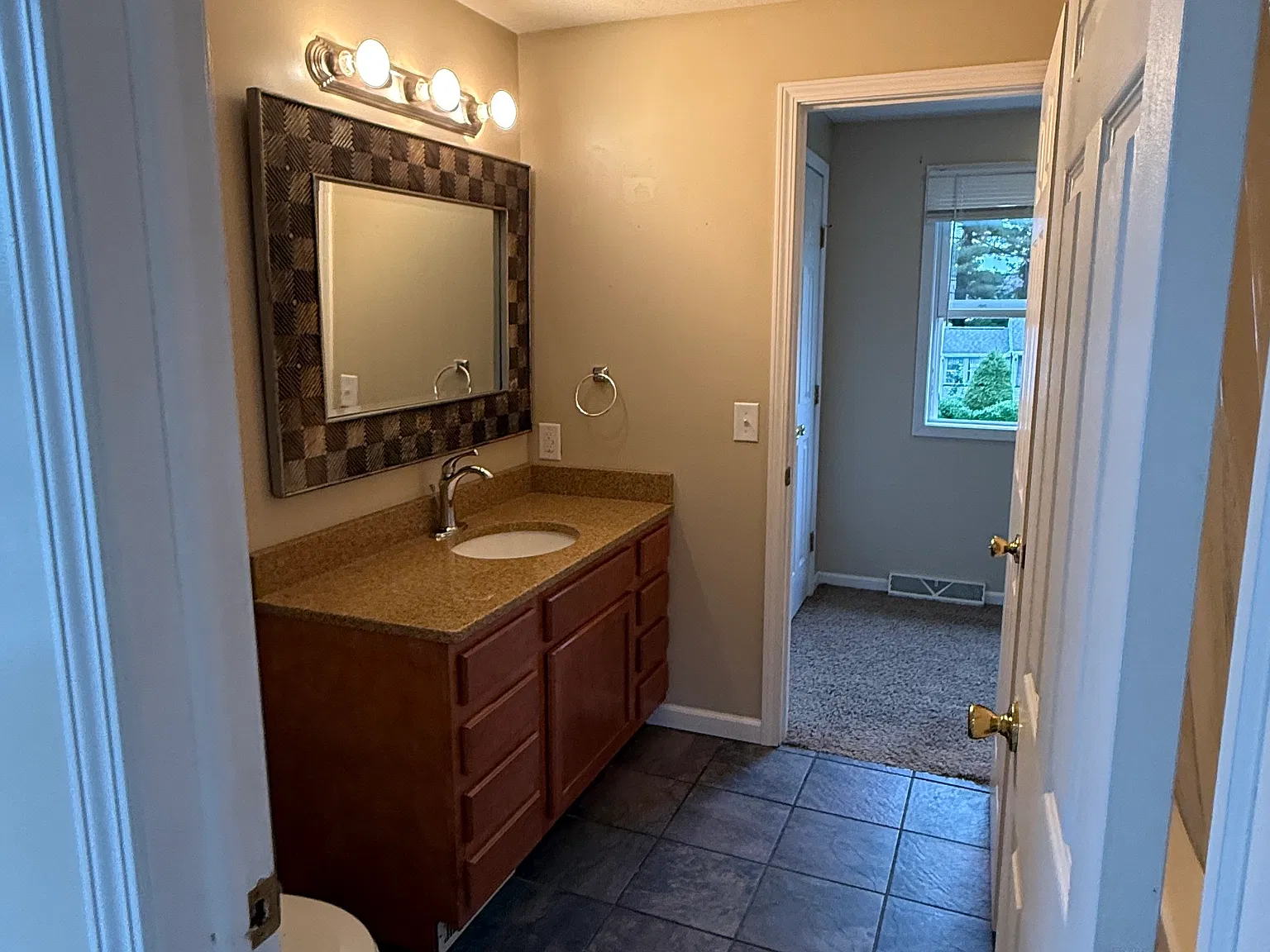 2 bed, 1.5 bath, 1100 sqft, $1,025 — Photo 3