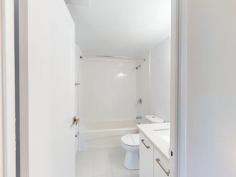 40 Grandville Ave — Photo 9