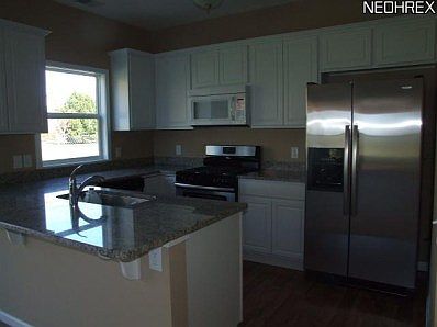 Gorgeous kitchen, wood floors, granite counter tops and stainless steel appliances!