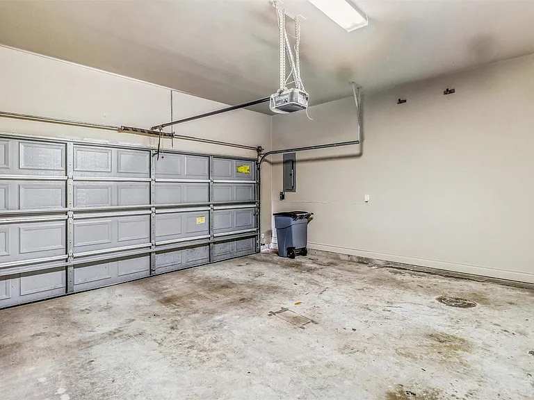 9113 Creekstone Lake Dr — Photo 35