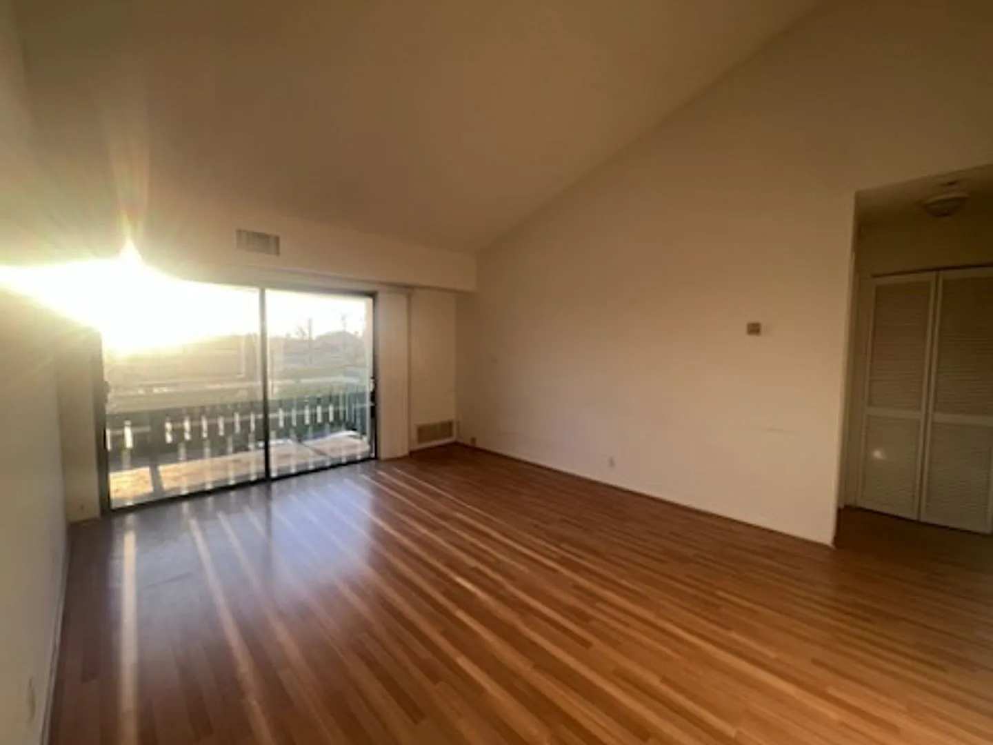 Torrance Condo Ponderosa West! 1 Bedroom 1 Bath For Lease — Photo 4