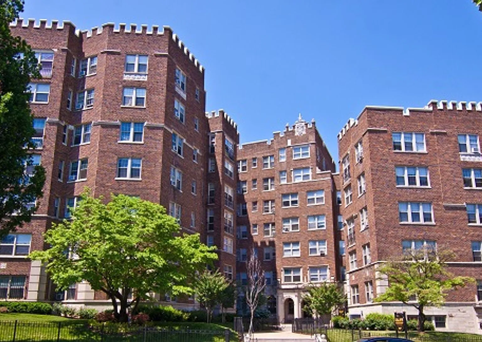 Oaklawn Apartments — Photo 1