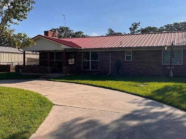 100 Chavez Dr, Nocona, TX 76255