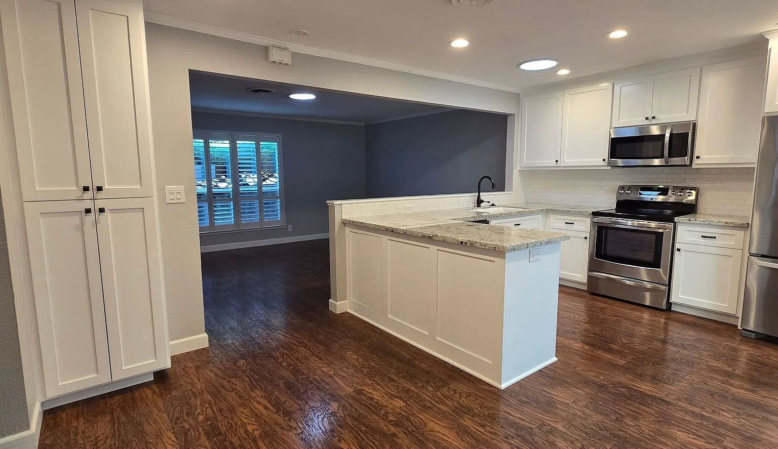 Rare South Auburn 3-Bedroom End Unit, Remodeled, Water, Sewer, Garbage Included, Pool — Photo 4