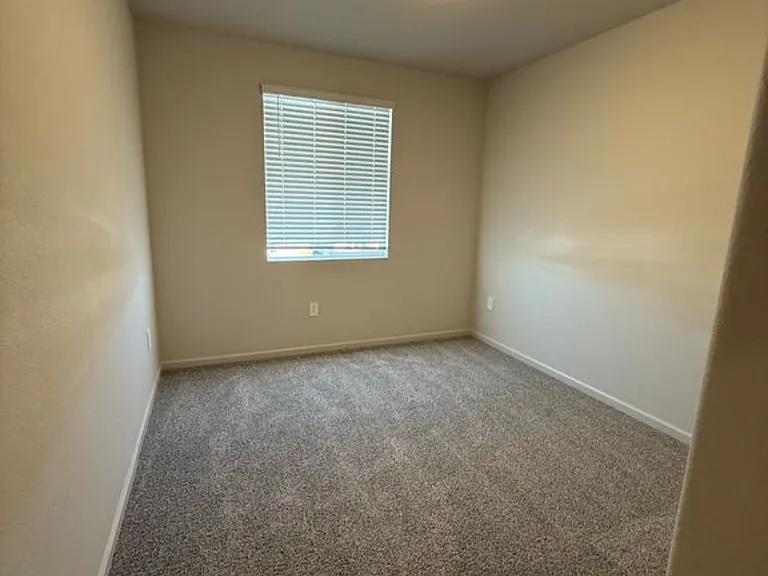 1723 Skagway Ave — Photo 9