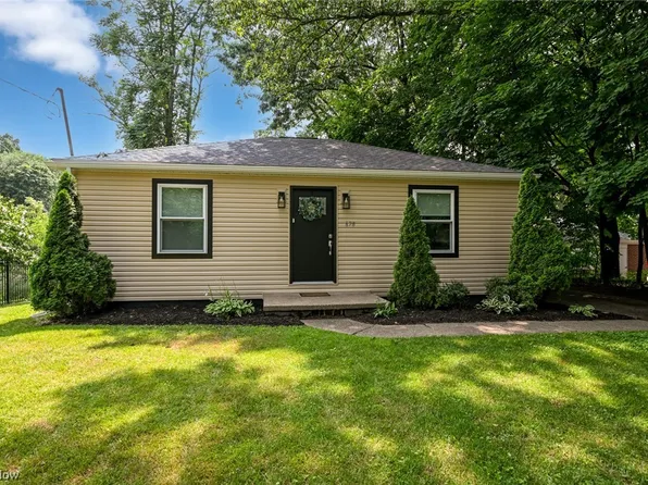 678 Portage Lakes Dr, Akron, OH 44319