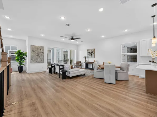 320 Walthall Dr, Houston, TX