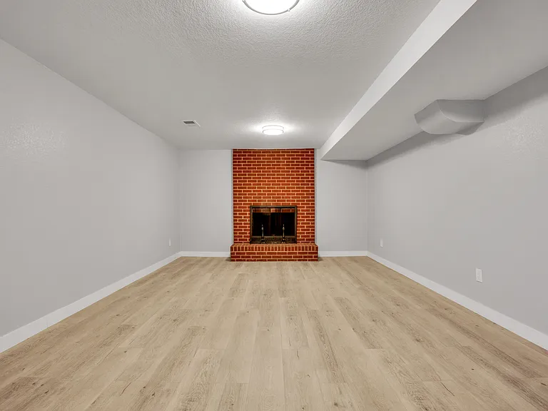 1537 S Jamaica St — Photo 15