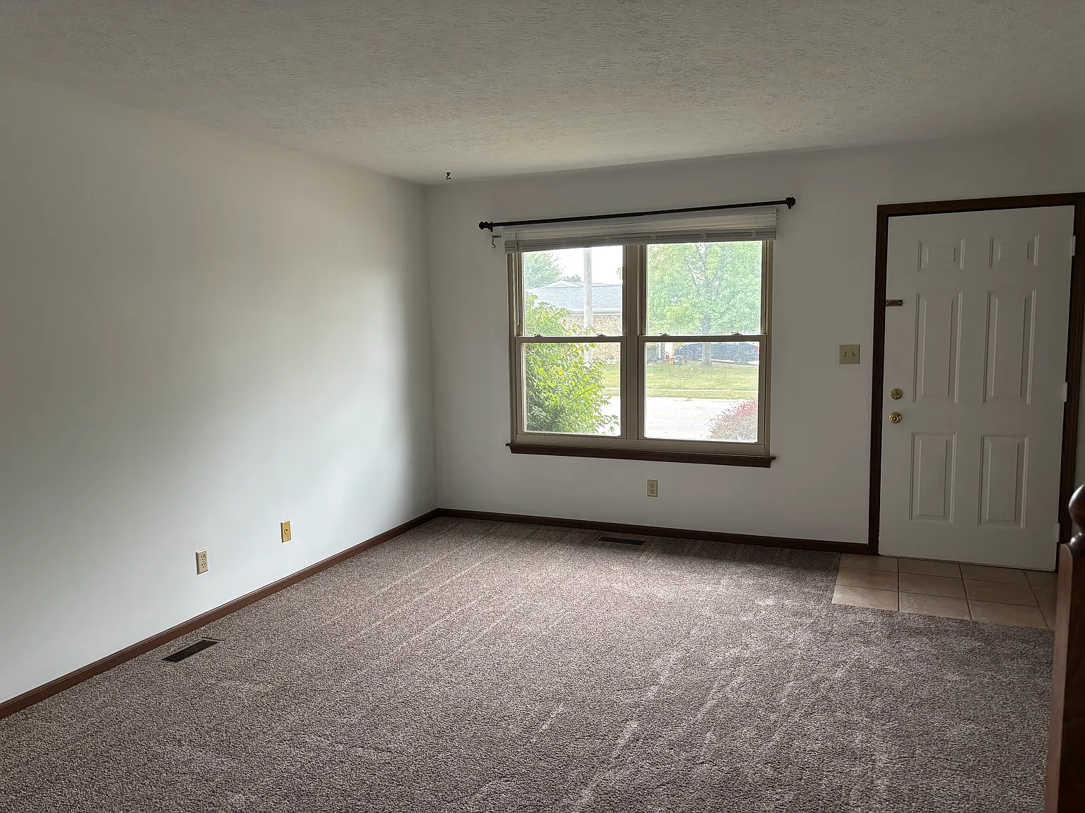 2 bed, 1000 sqft, $1,400 — Photo 3
