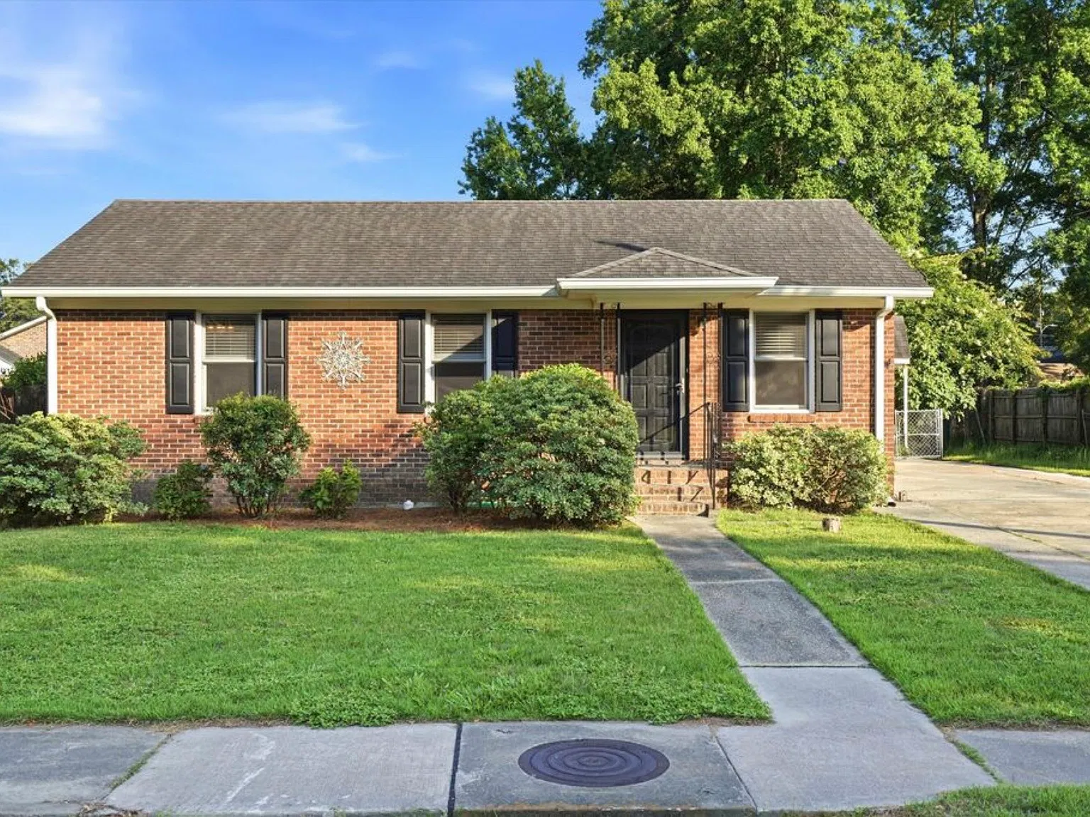 3 bed, 1185 sqft, $2,400 — Photo 1