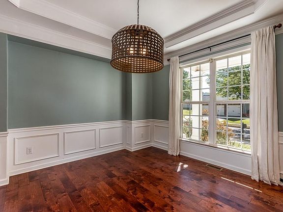 5th image of 146 Edgewater Trl