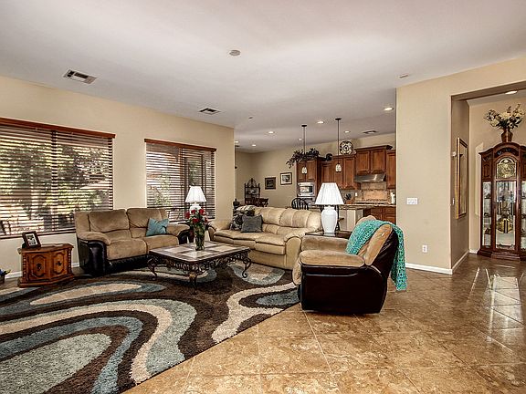 4th image of 2808 E Balsam Dr