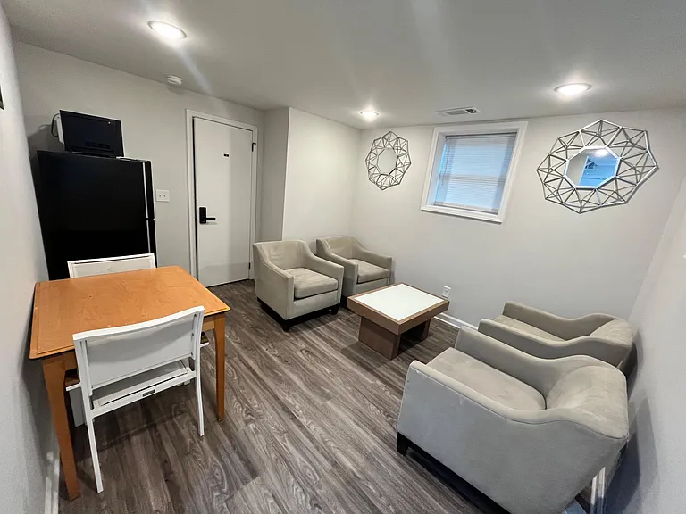 Lounge & Dining