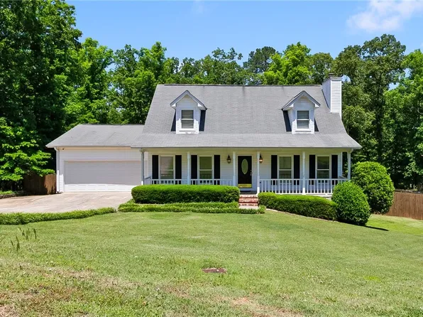12399 Hunters Pointe Dr, Northport, AL 35475
