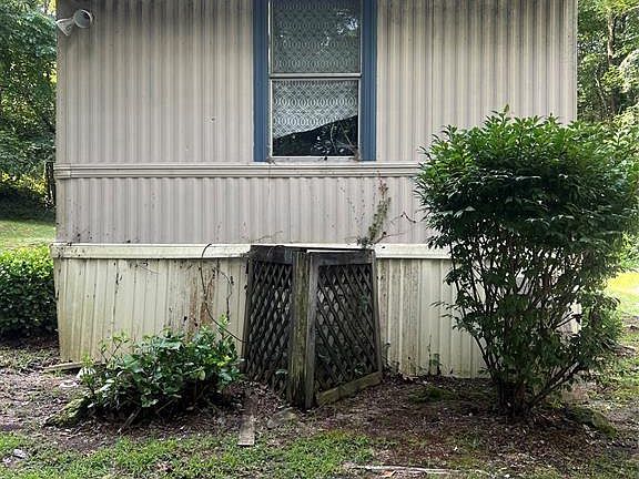 2nd image of 424 Sleepy Hollow Ln