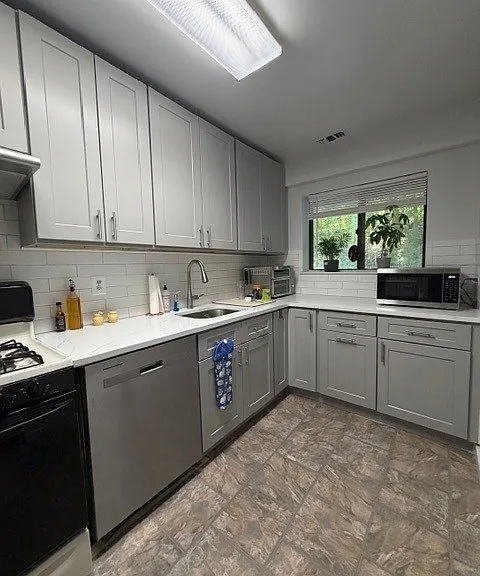 352 N Greeley Ave — Photo 2