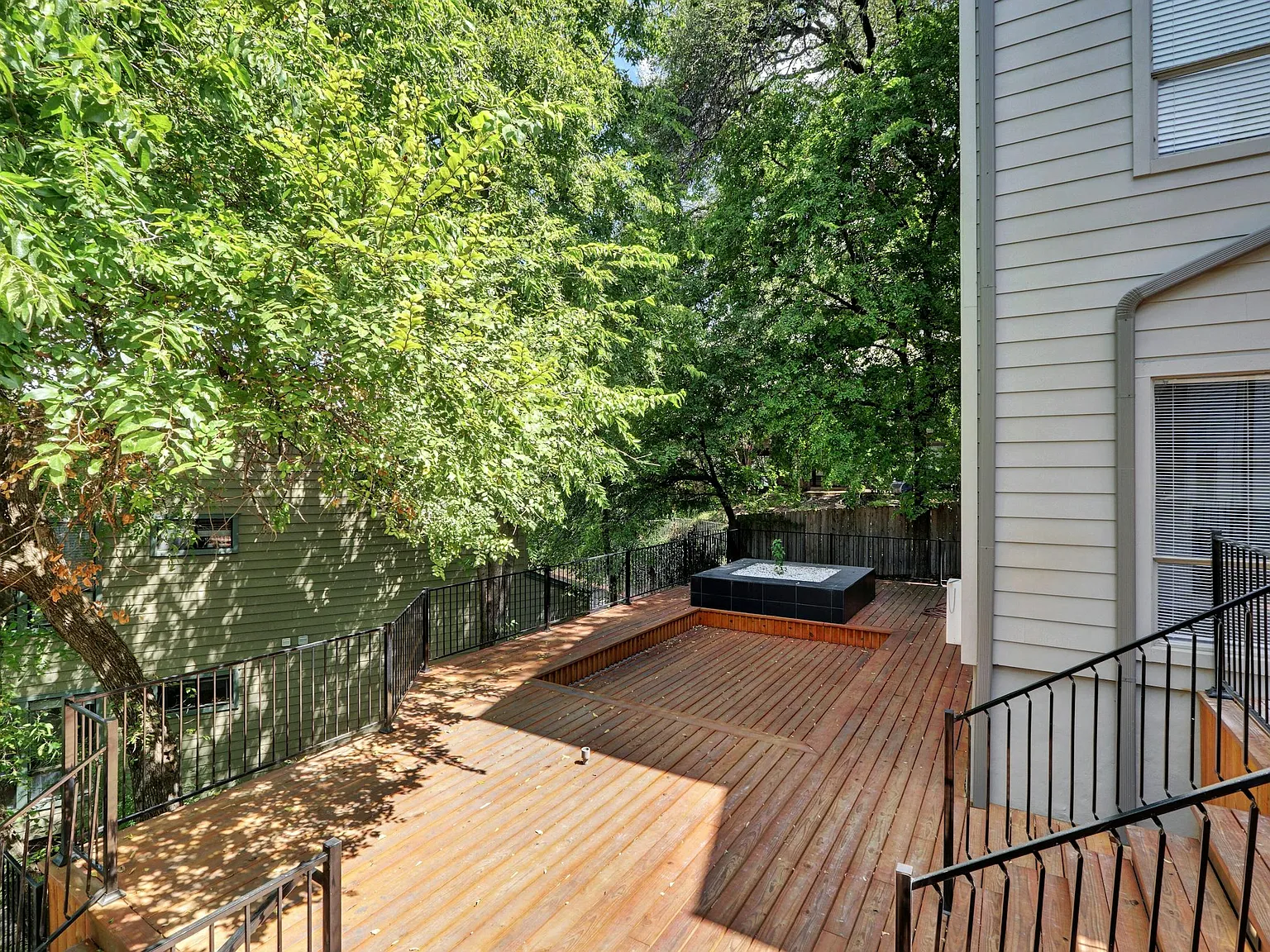 2 bed, 820 sqft, $1,900 — Photo 1