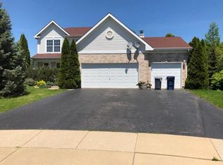 12 Winding Canyon Ct, Algonquin, IL 60102