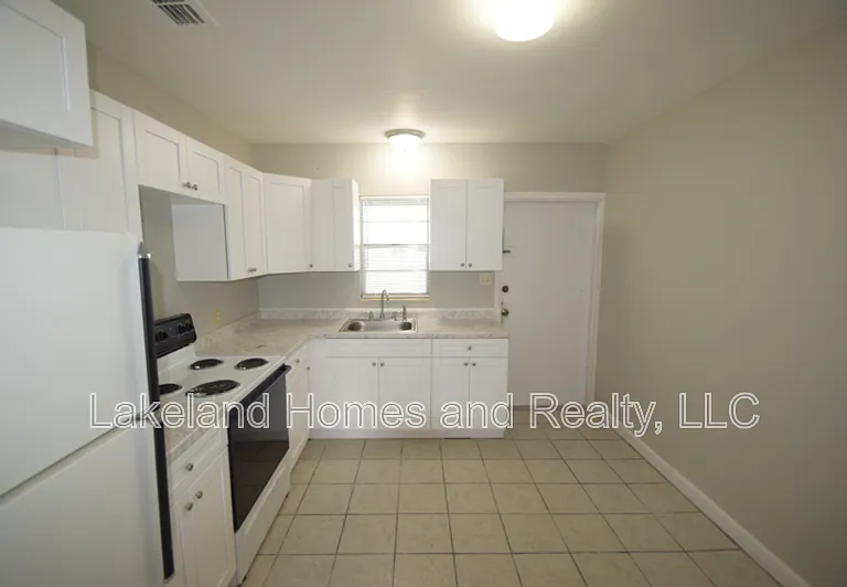 1034 Berkley Rd — Photo 5