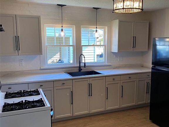 2nd image of 427 E Cape Rock Dr