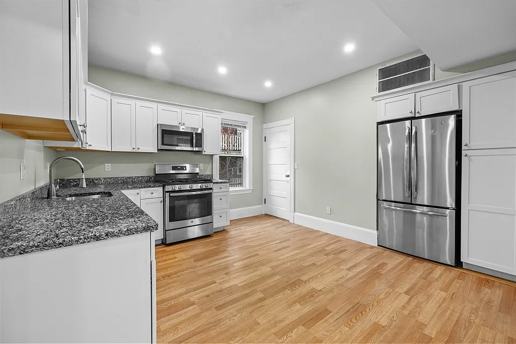 3 bed, 1.0 bath, 1200 sqft, $3,400 — Photo 1