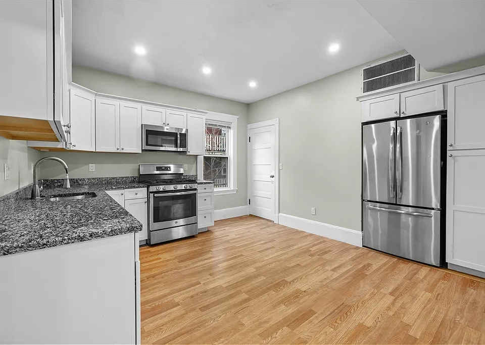 25 Howes St #3-A