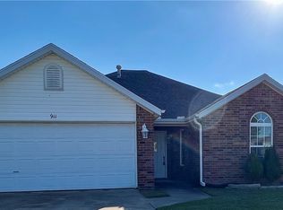 911 SW Cheyenne Dr, Bentonville, AR 72712