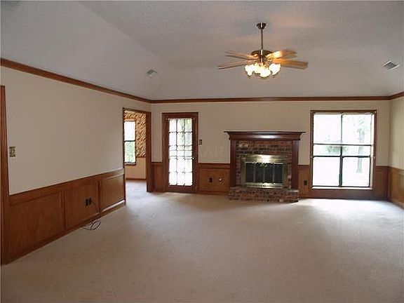 Great RM with Fireplace