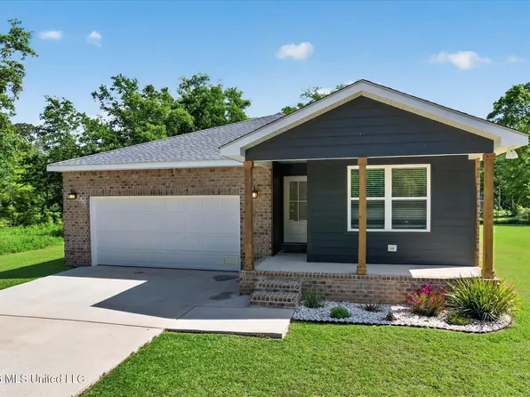 1412 Spruce St, Ocean Springs, MS 39564